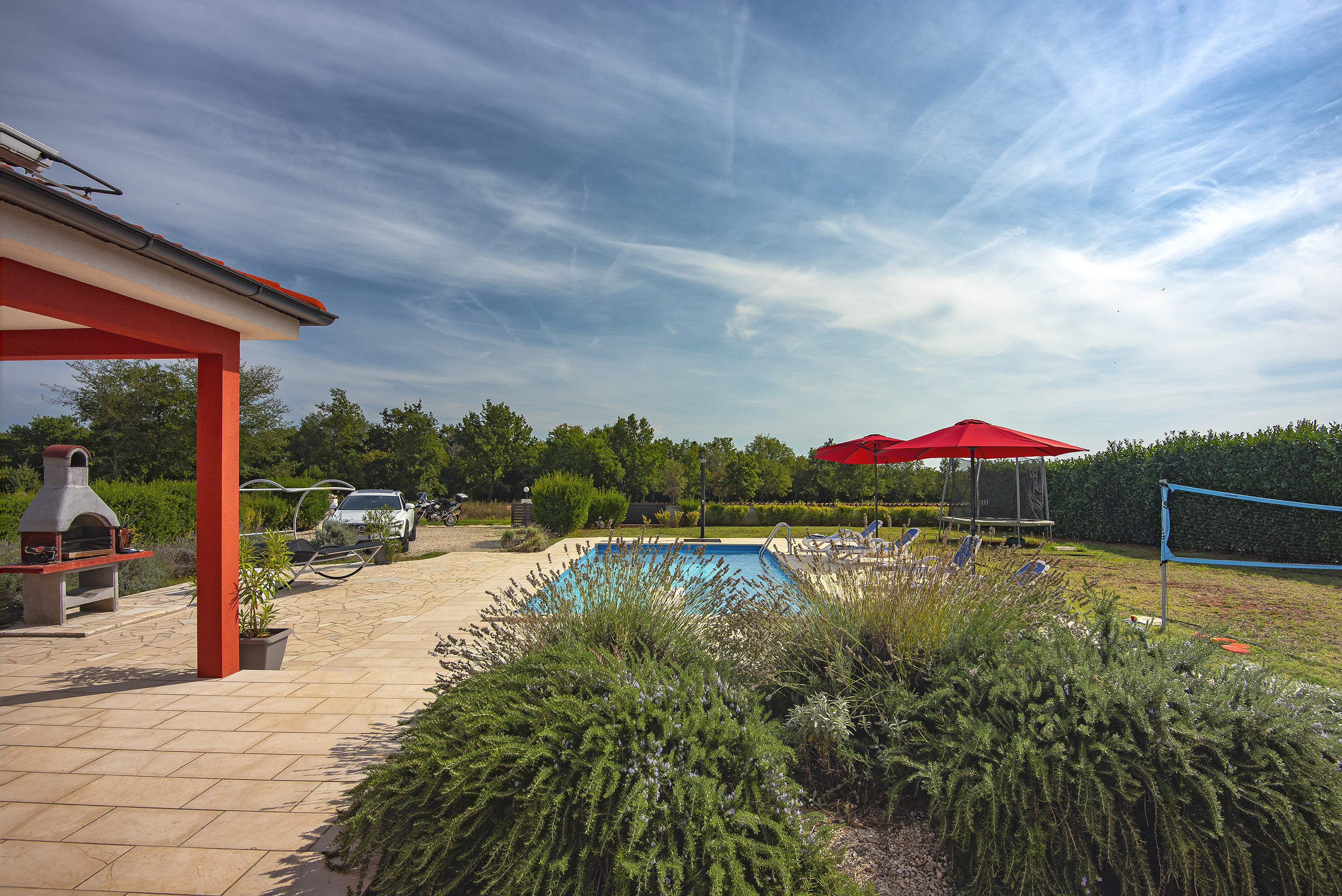Villa mit Schwimmbad, Spielplatz und Sonneterrasse