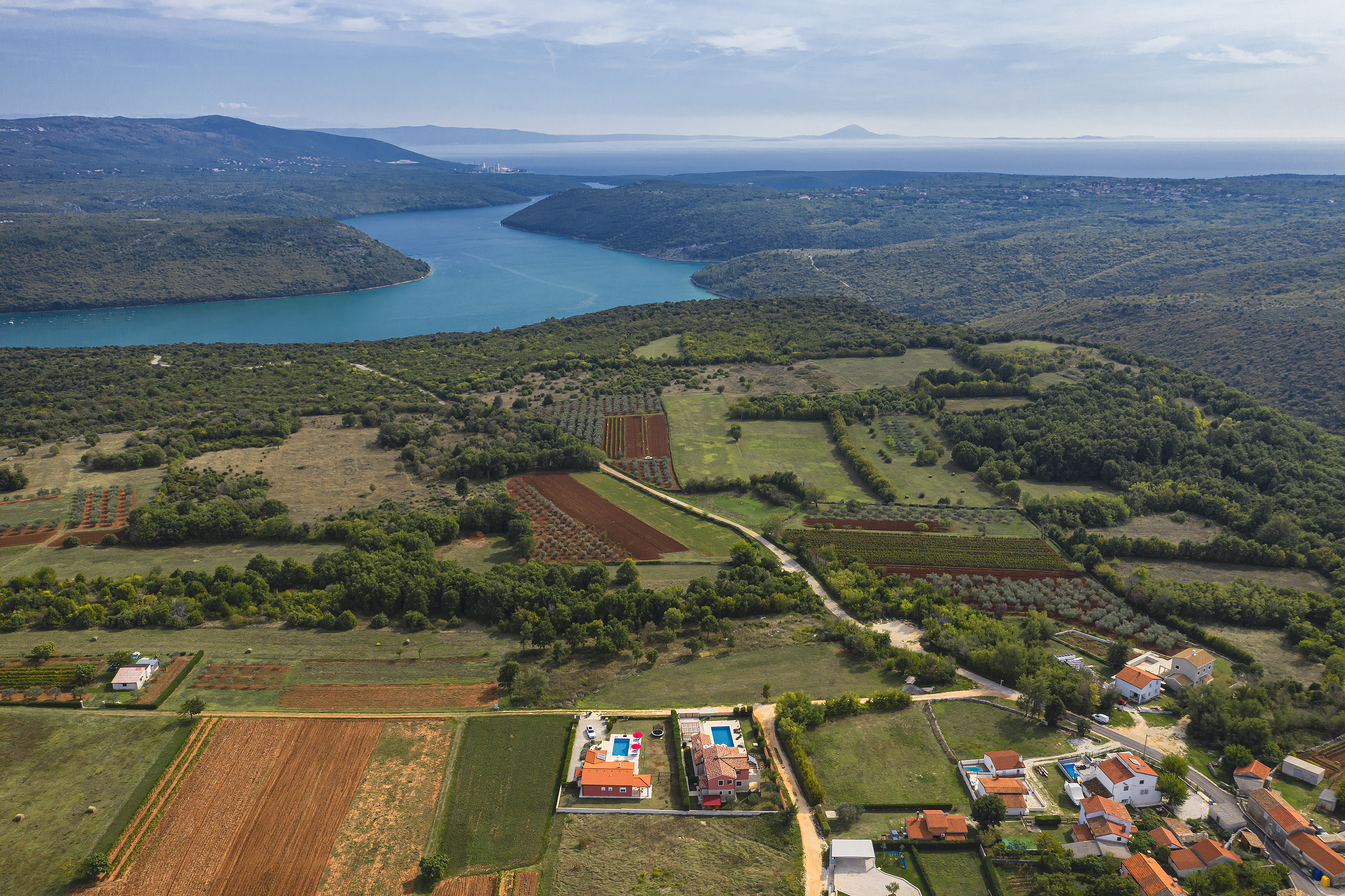 Villa mit Schwimmbad, Spielplatz und Sonneterrasse
