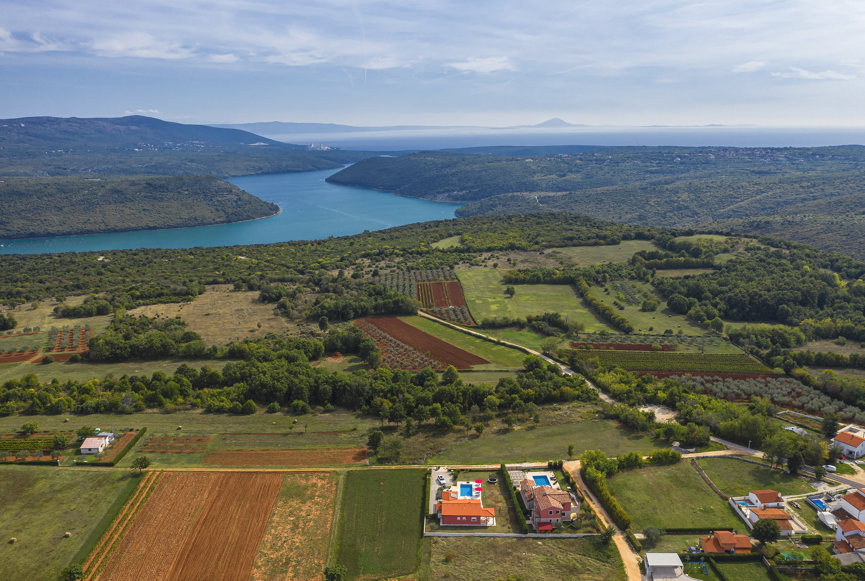 Villa mit Schwimmbad, Spielplatz und Sonneterrasse