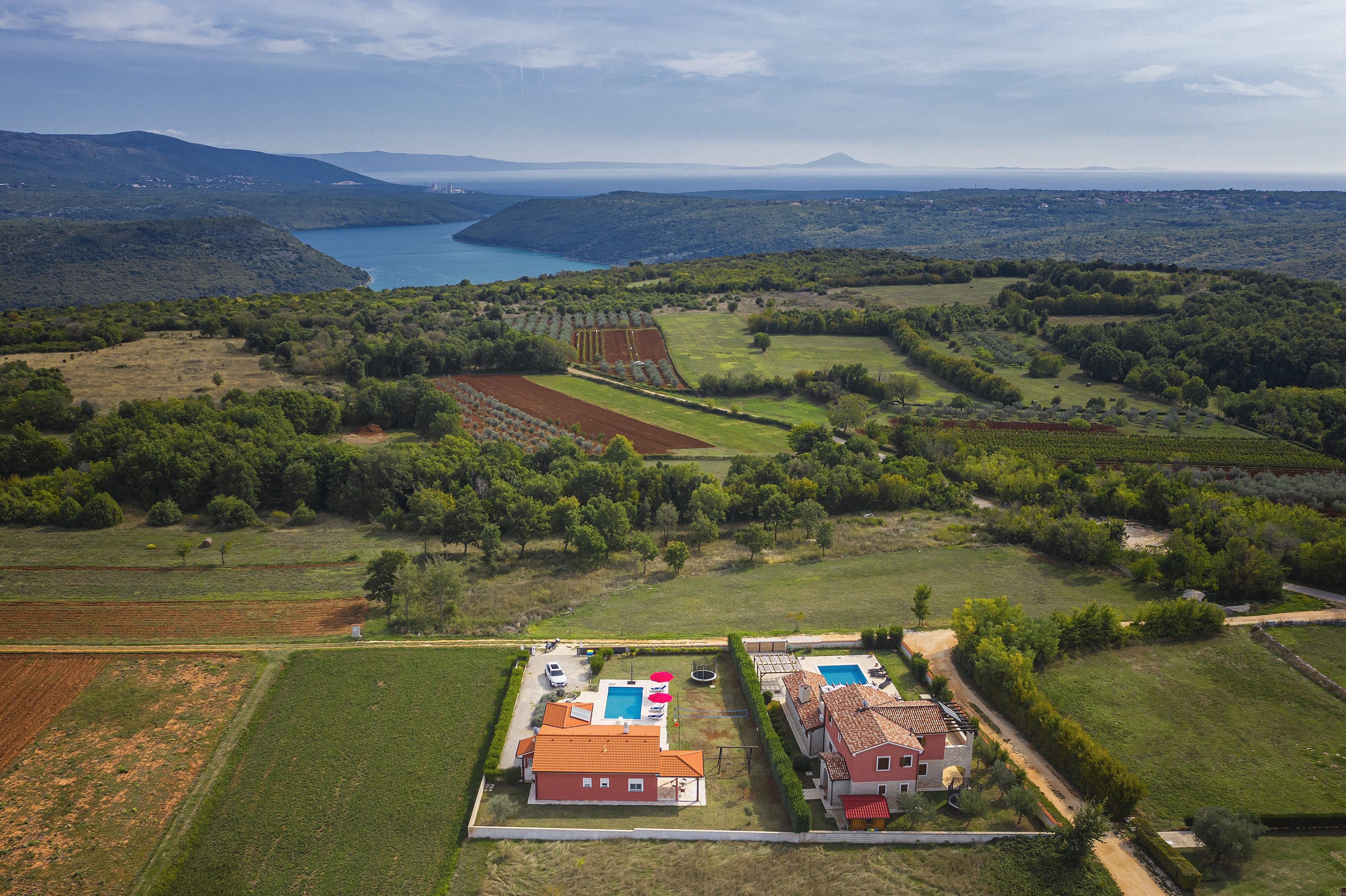 Villa mit Schwimmbad, Spielplatz und Sonneterrasse