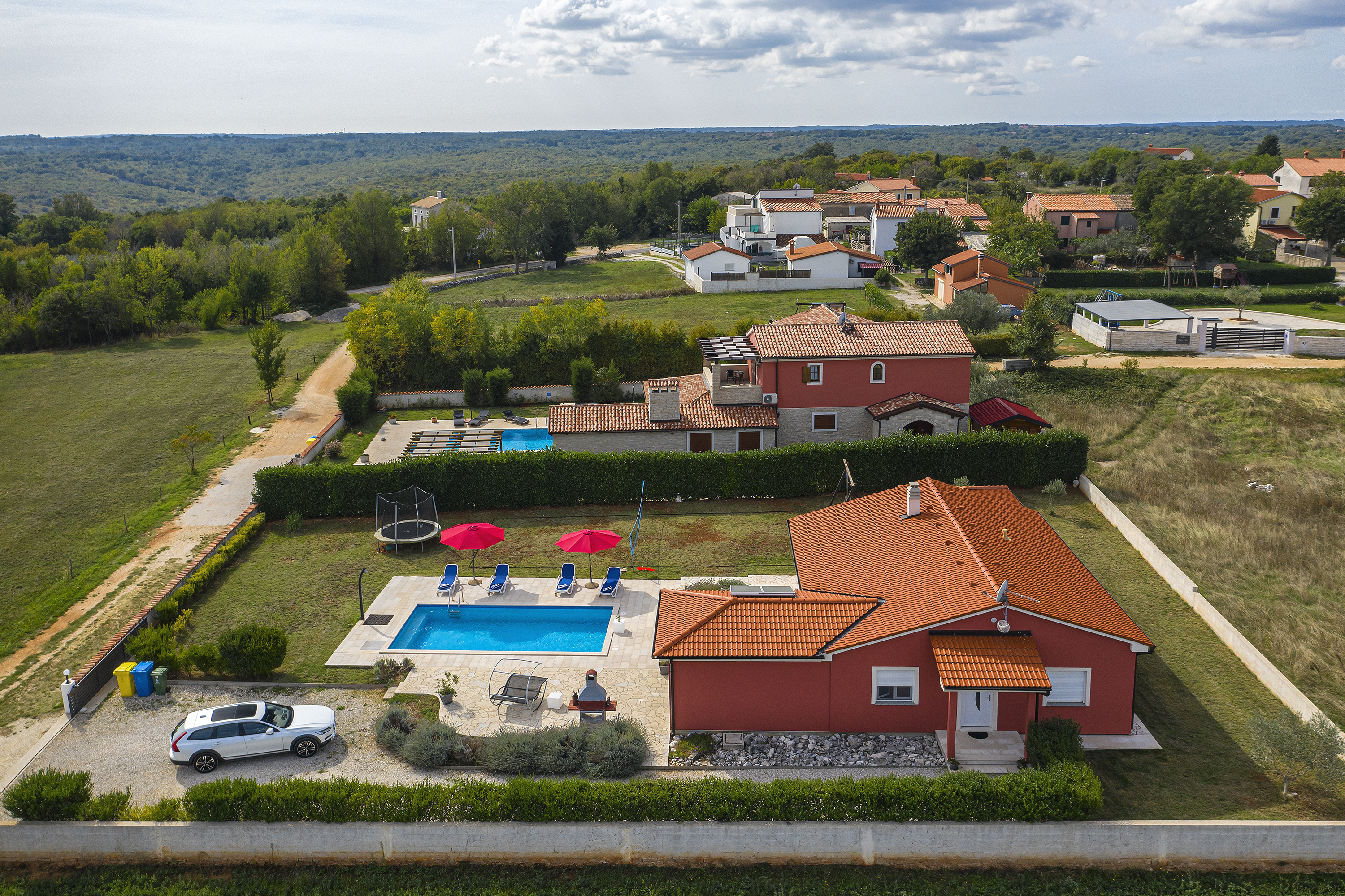 Villa mit Schwimmbad, Spielplatz und Sonneterrasse