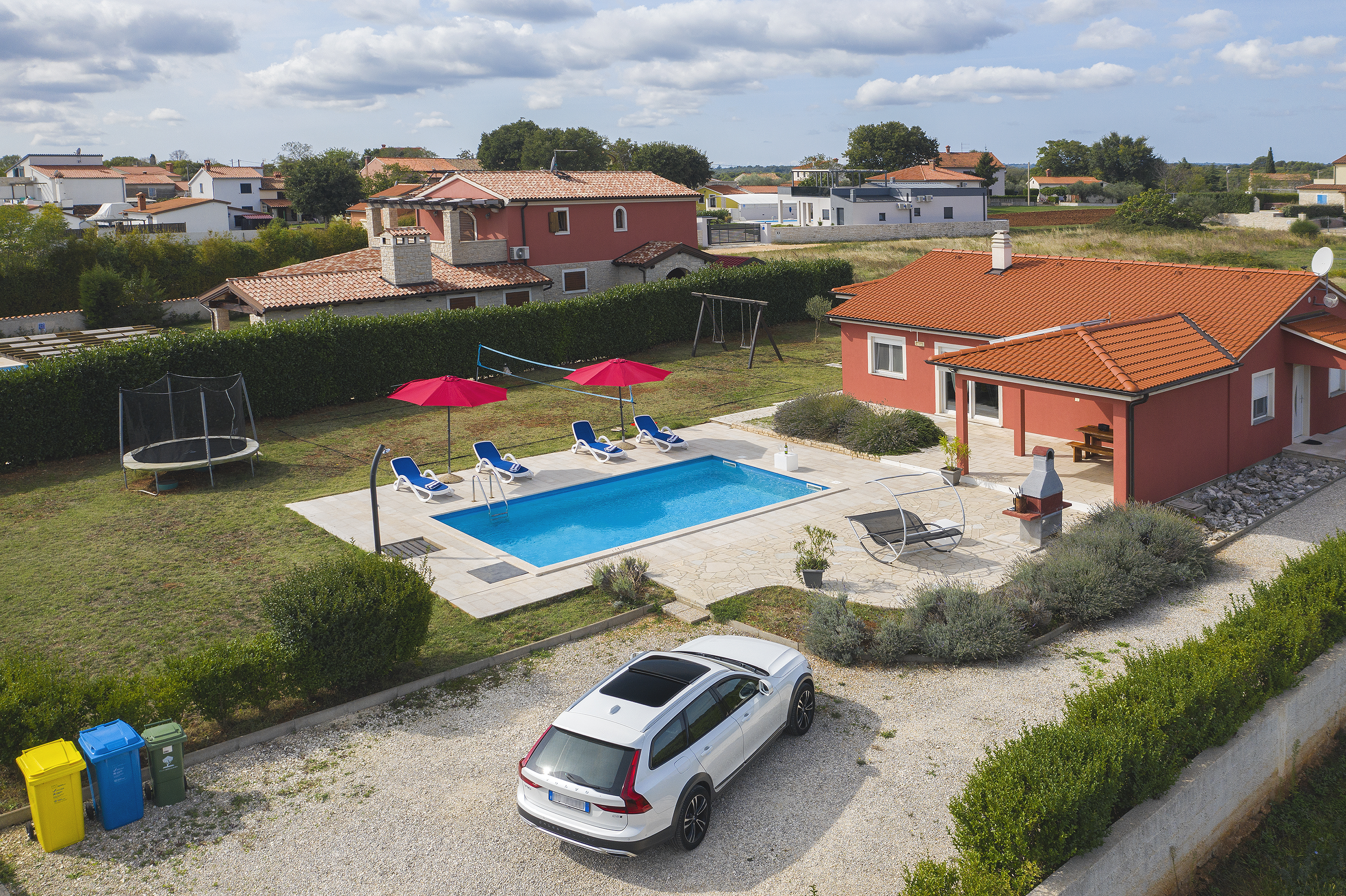 Villa mit Schwimmbad, Spielplatz und Sonneterrasse