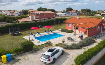 Villa mit Schwimmbad, Spielplatz und Sonneterrasse