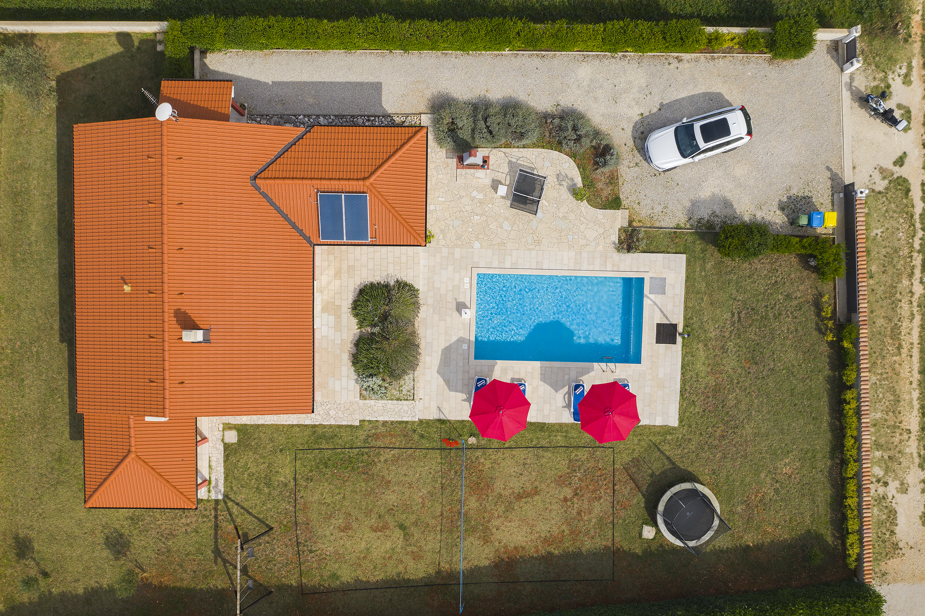 Villa mit Schwimmbad, Spielplatz und Sonneterrasse