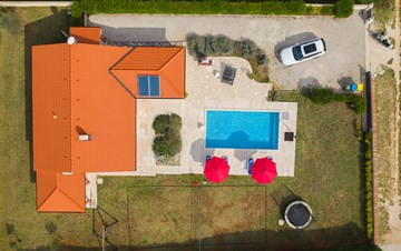 Villa mit Schwimmbad, Spielplatz und Sonneterrasse