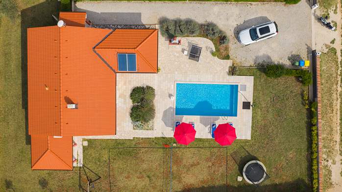 Vila s vanjskim bazenom, igralištem i terasom na mirnoj lokaciji, 4