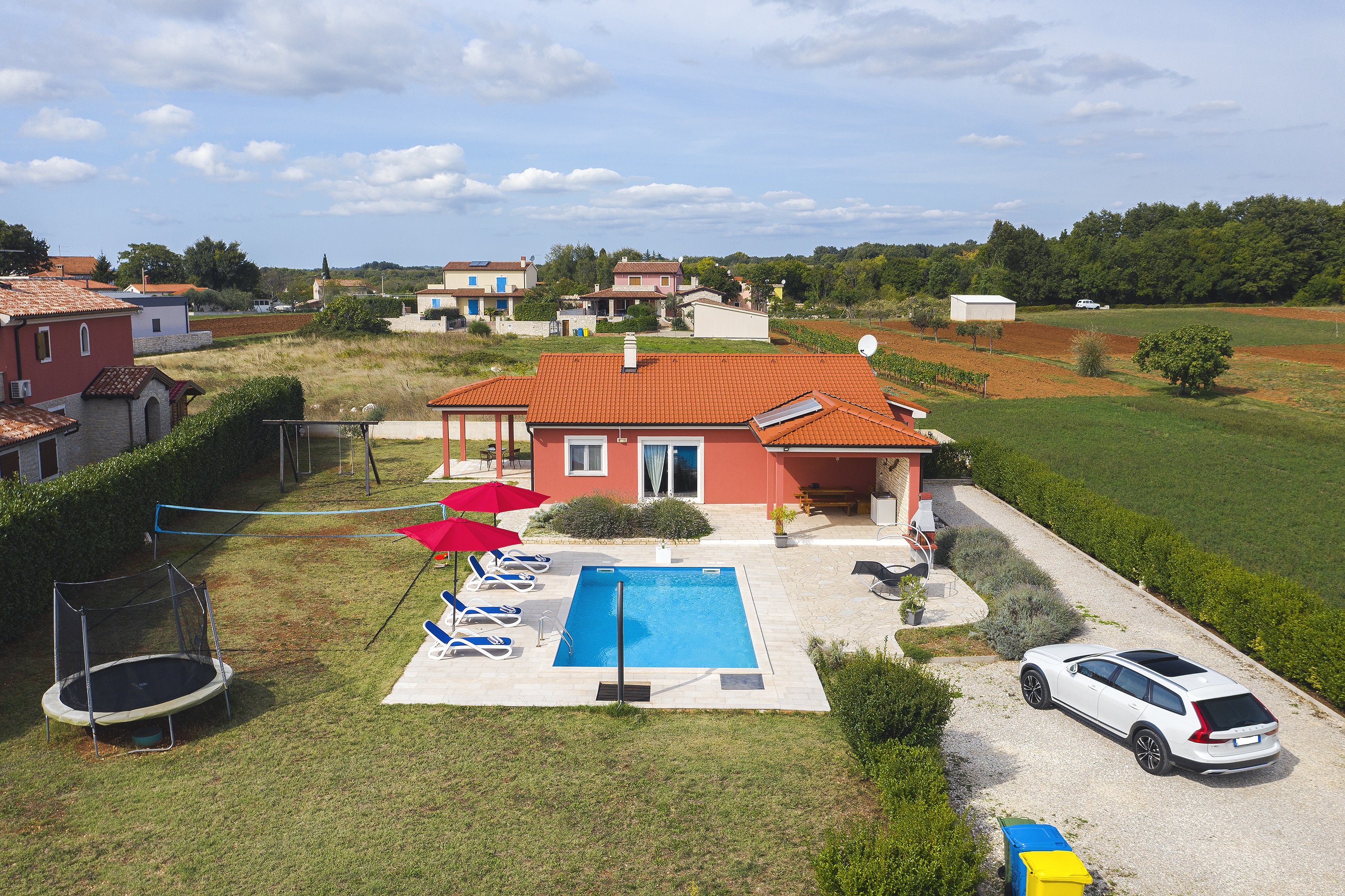 Villa mit Schwimmbad, Spielplatz und Sonneterrasse