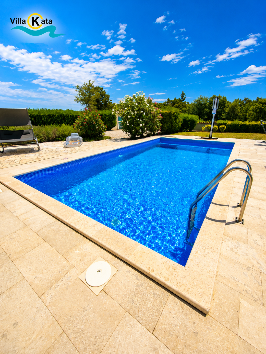 Villa con piscina, parco giochi e terrazza in una zona tranquilla