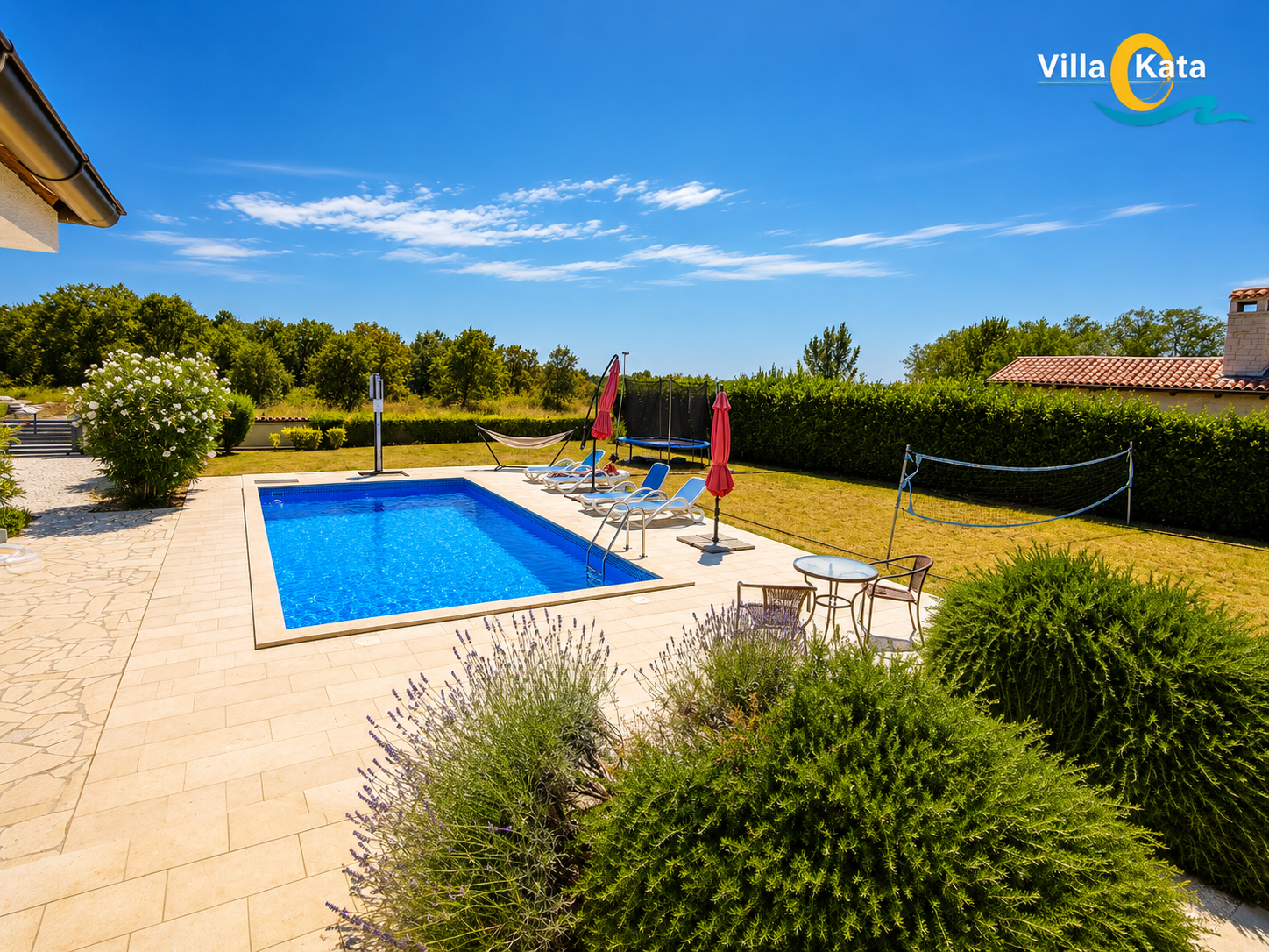 Villa con piscina, parco giochi e terrazza in una zona tranquilla