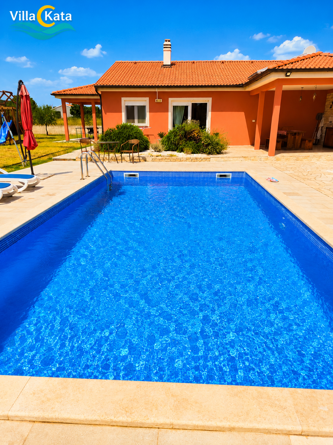 Villa con piscina, parco giochi e terrazza in una zona tranquilla