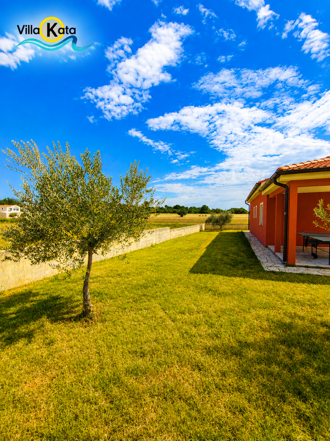 Villa con piscina, parco giochi e terrazza in una zona tranquilla