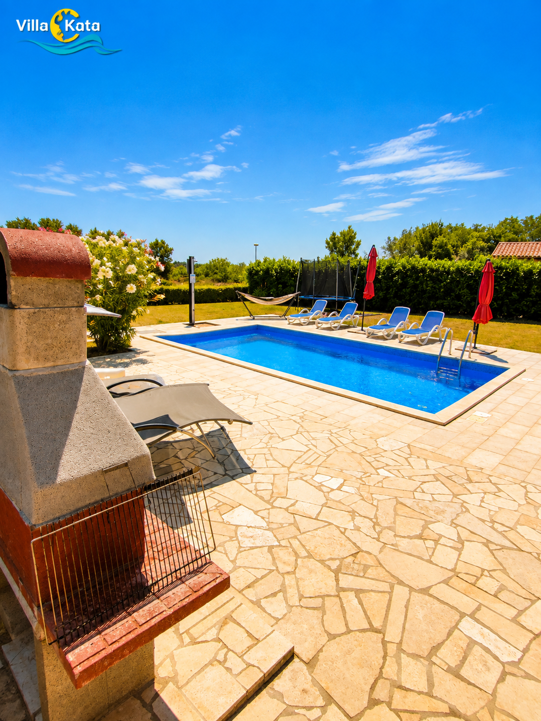Villa con piscina, parco giochi e terrazza in una zona tranquilla