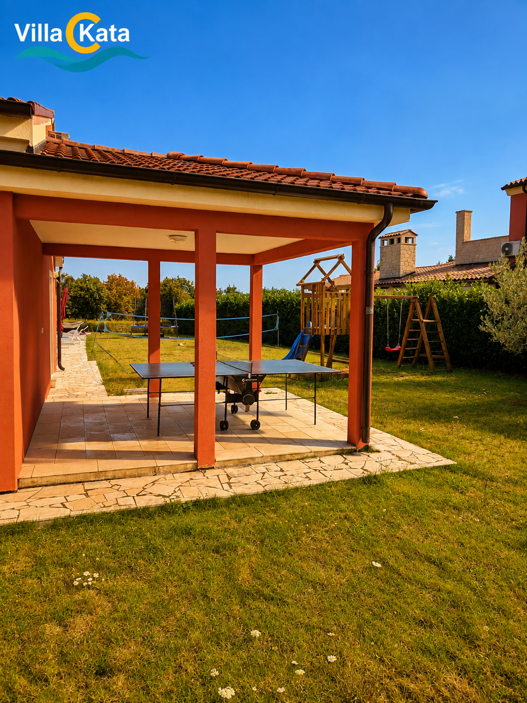 Villa con piscina, parco giochi e terrazza in una zona tranquilla