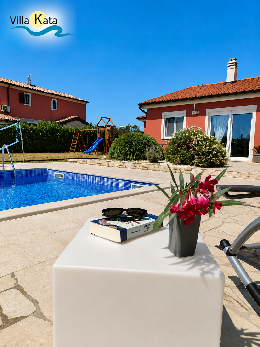 Villa con piscina, parco giochi e terrazza in una zona tranquilla
