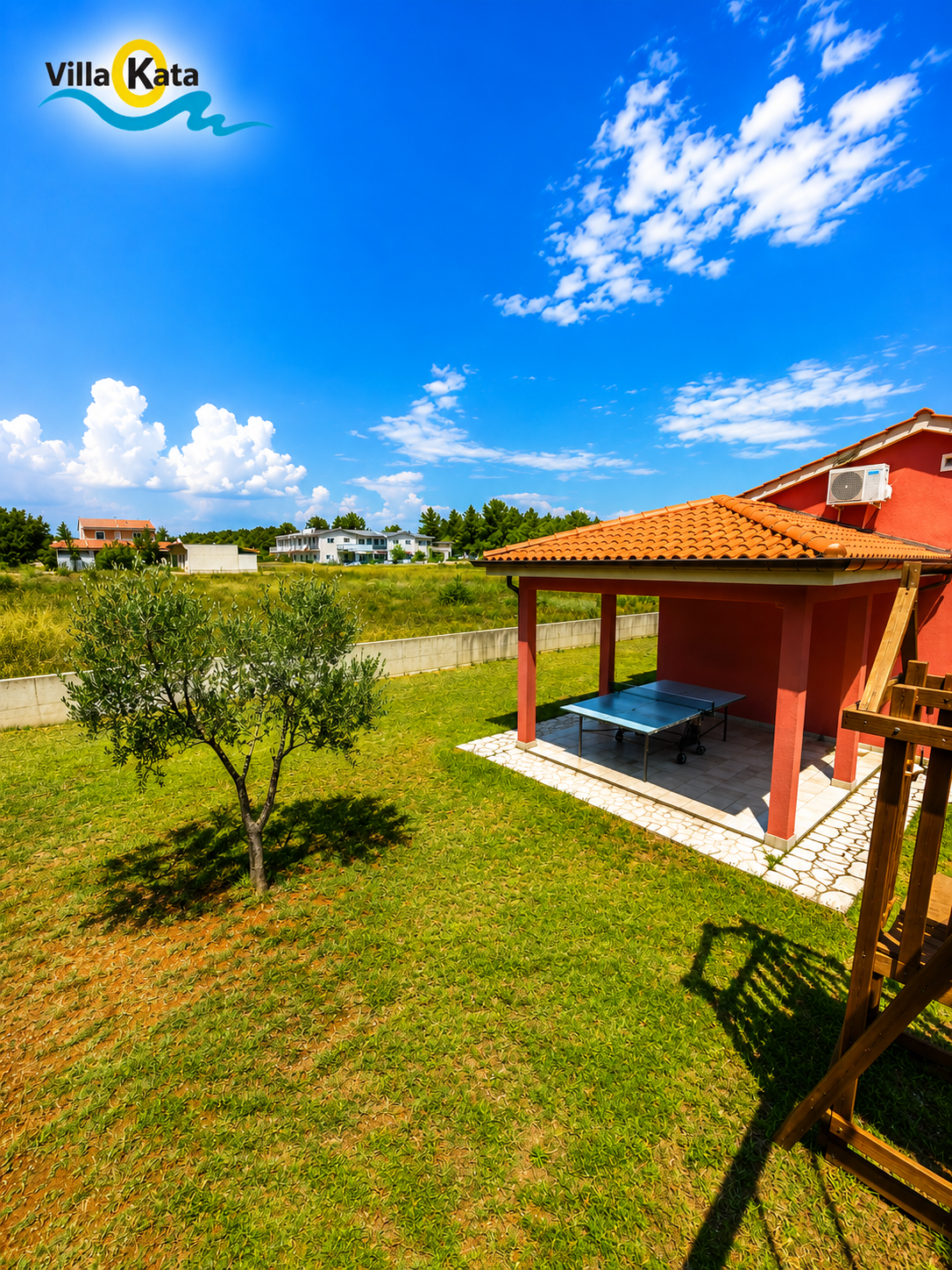 Villa con piscina, parco giochi e terrazza in una zona tranquilla