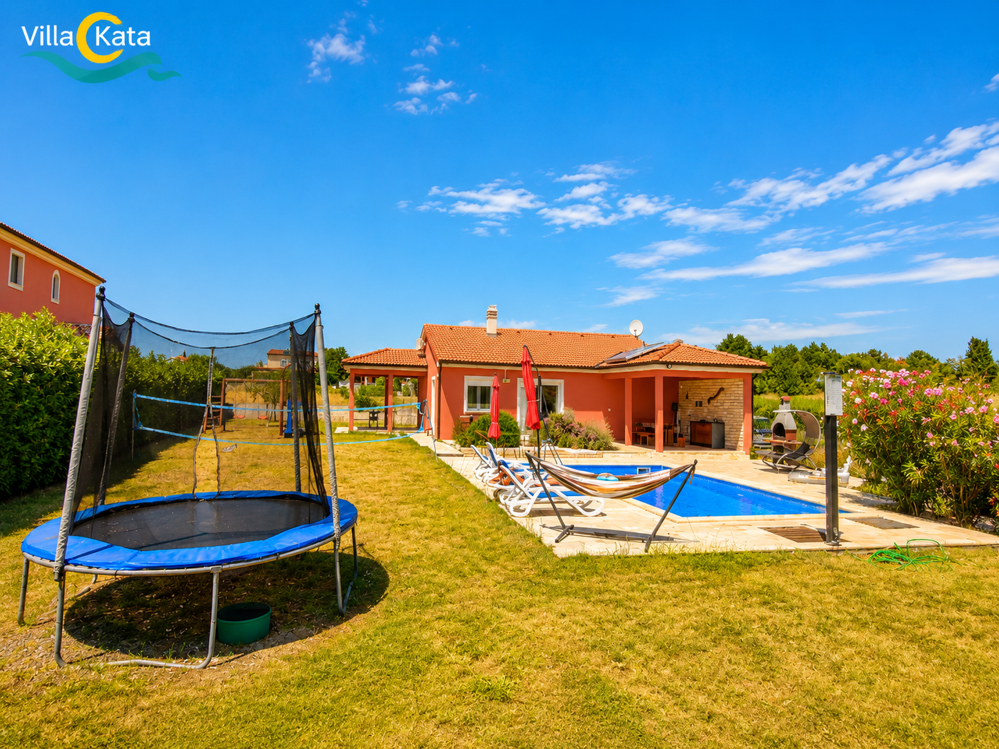 Villa con piscina, parco giochi e terrazza in una zona tranquilla