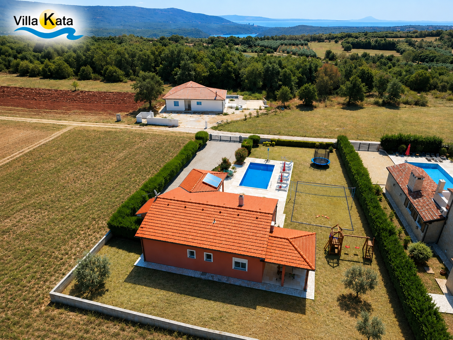 Villa con piscina, parco giochi e terrazza in una zona tranquilla