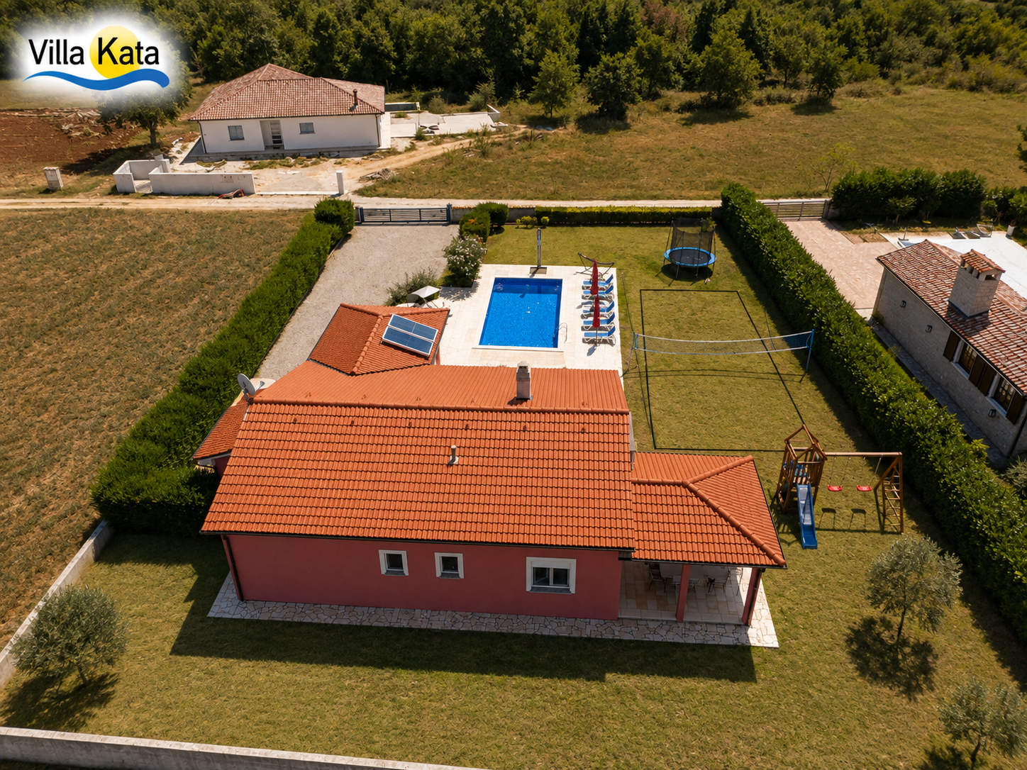 Villa con piscina, parco giochi e terrazza in una zona tranquilla