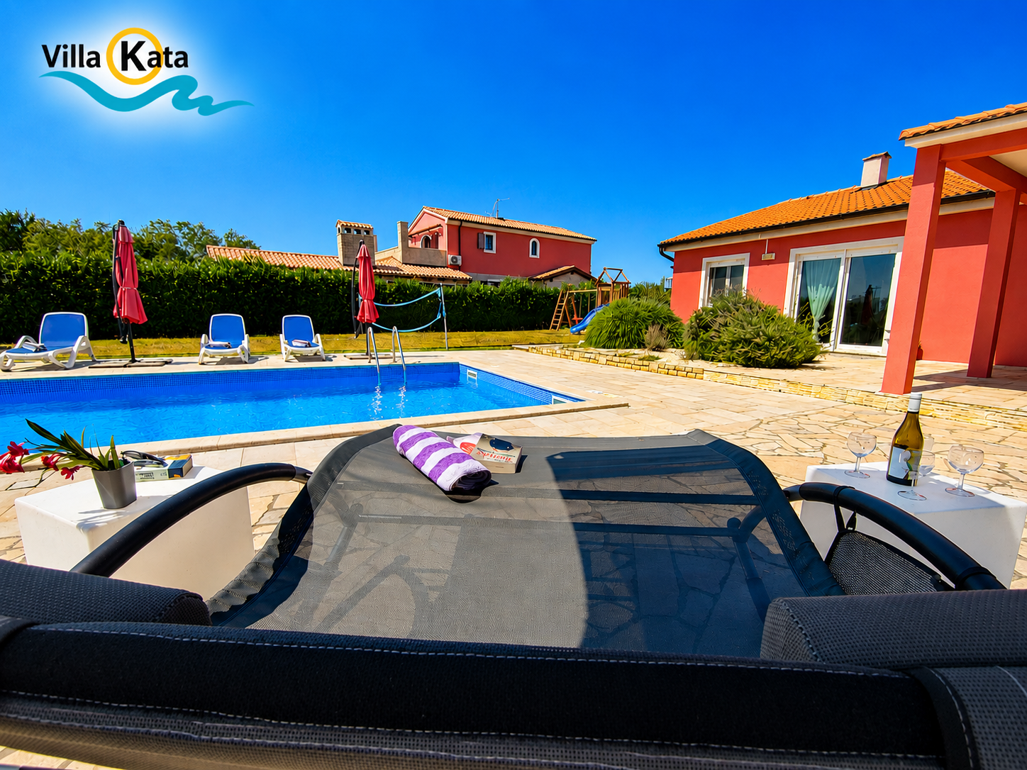 Villa con piscina, parco giochi e terrazza in una zona tranquilla