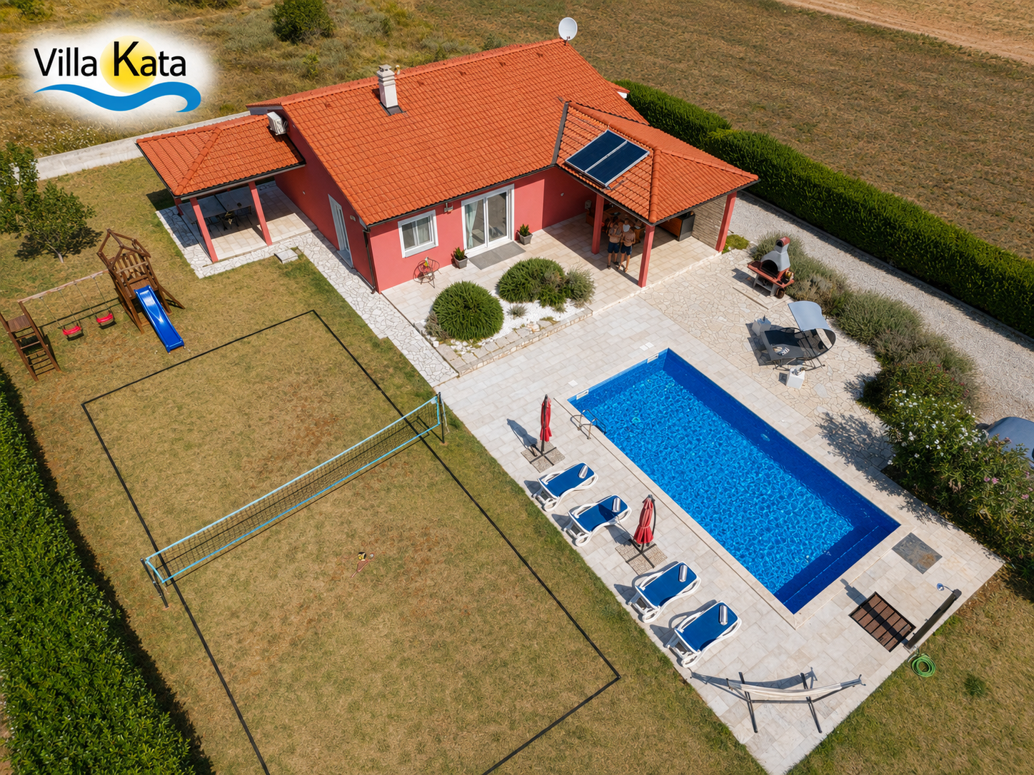 Villa con piscina, parco giochi e terrazza in una zona tranquilla
