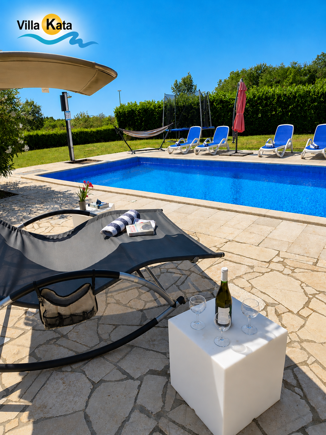 Villa con piscina, parco giochi e terrazza in una zona tranquilla