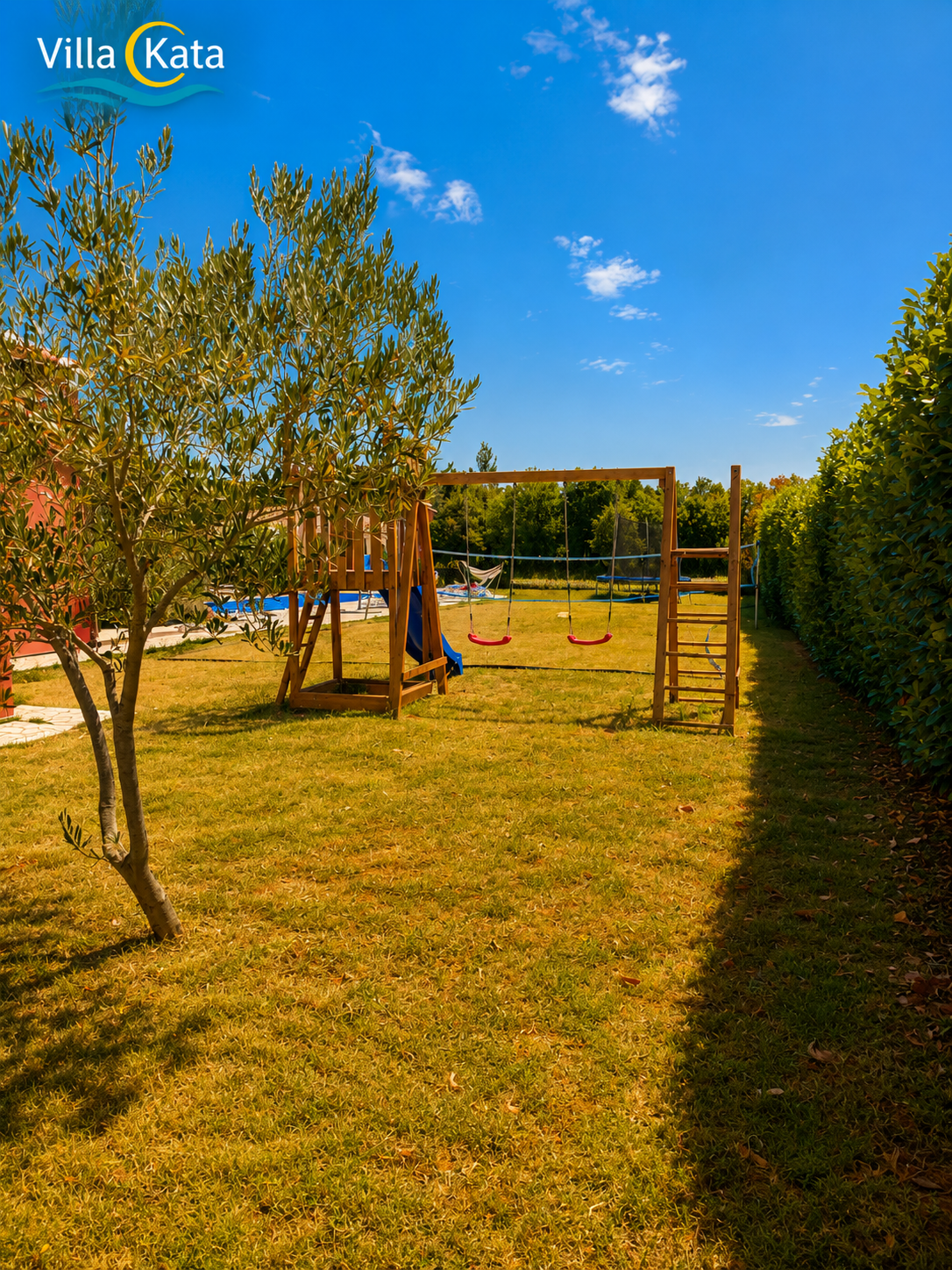 Villa con piscina, parco giochi e terrazza in una zona tranquilla