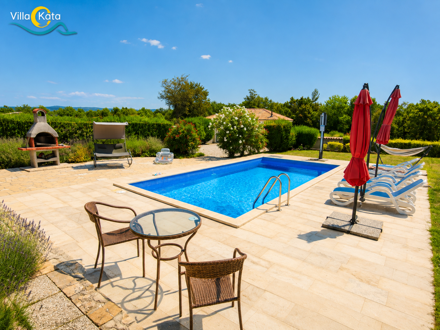 Villa con piscina, parco giochi e terrazza in una zona tranquilla