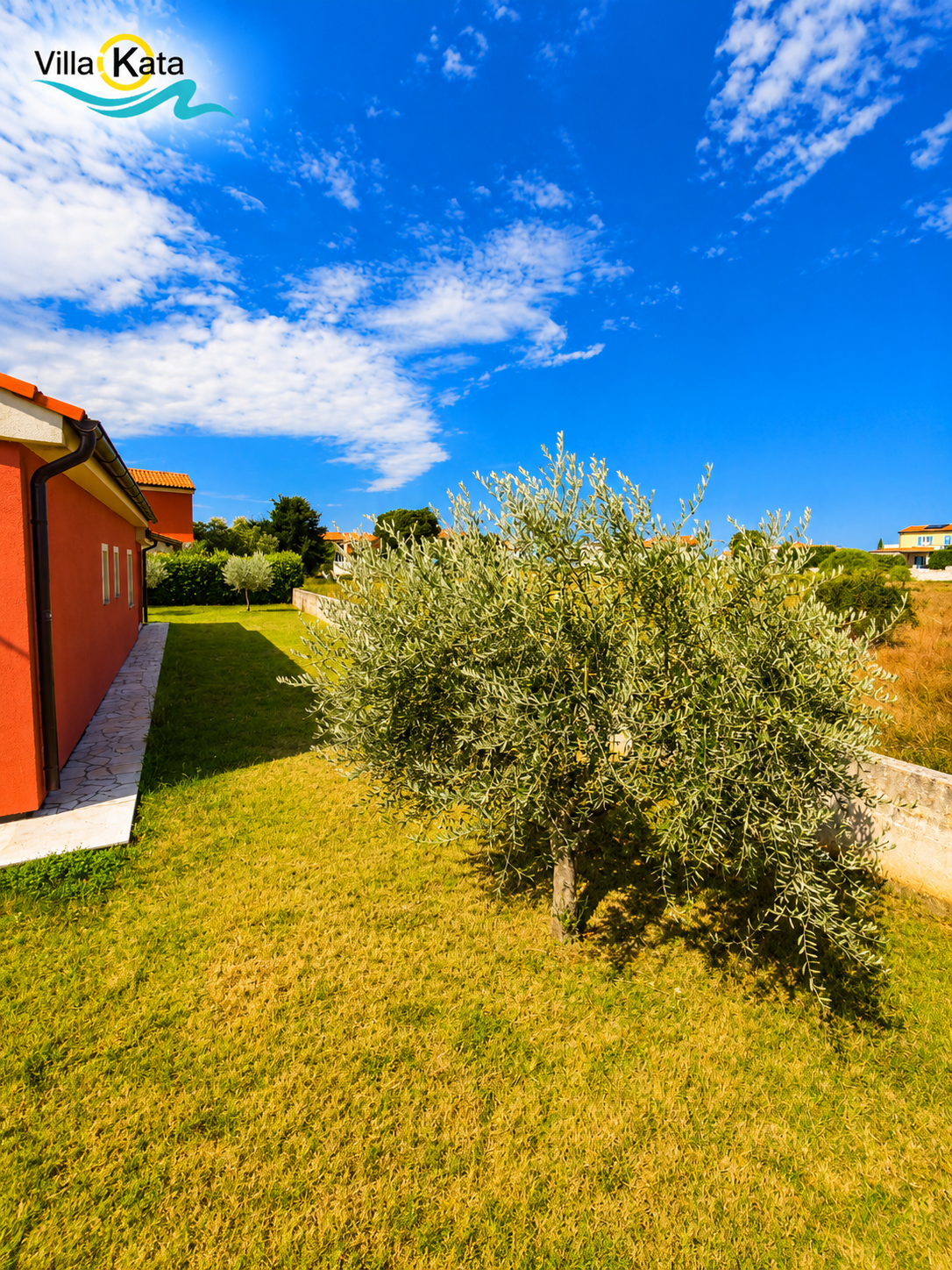 Villa con piscina, parco giochi e terrazza in una zona tranquilla