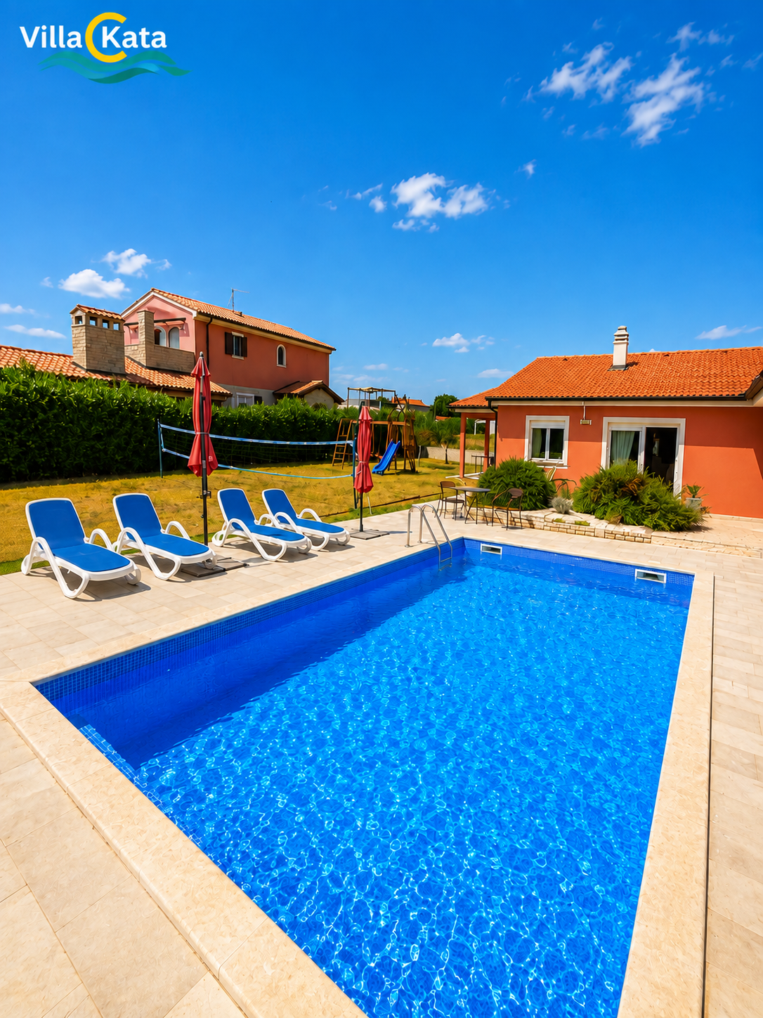Villa con piscina, parco giochi e terrazza in una zona tranquilla