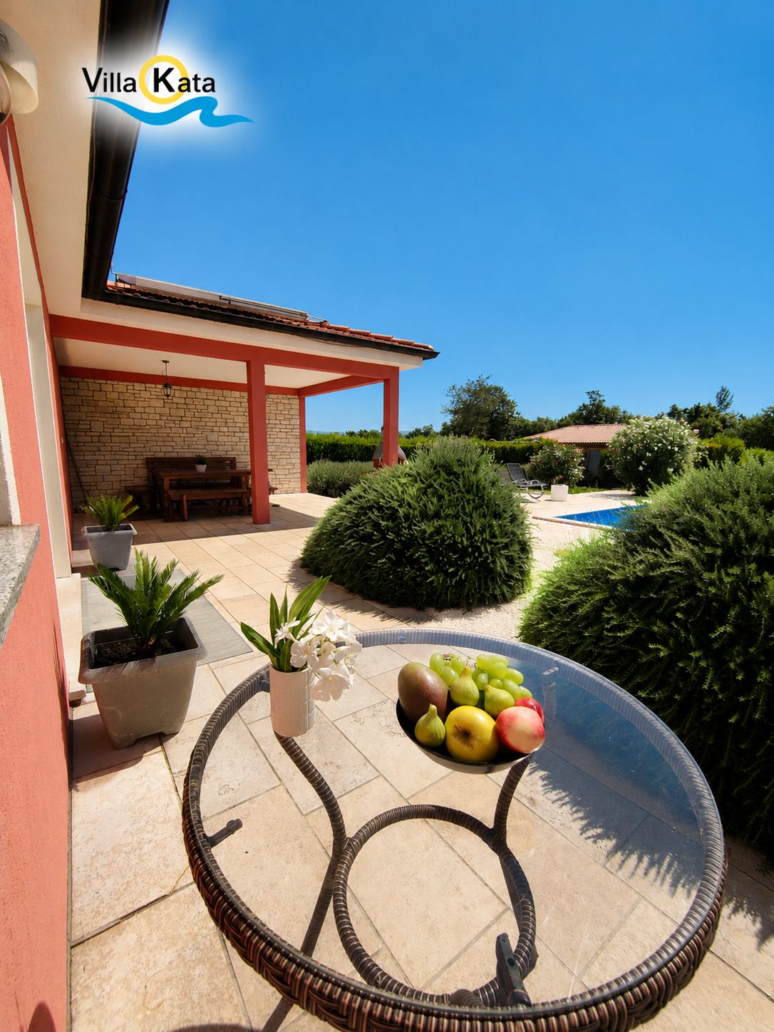 Villa con piscina, parco giochi e terrazza in una zona tranquilla