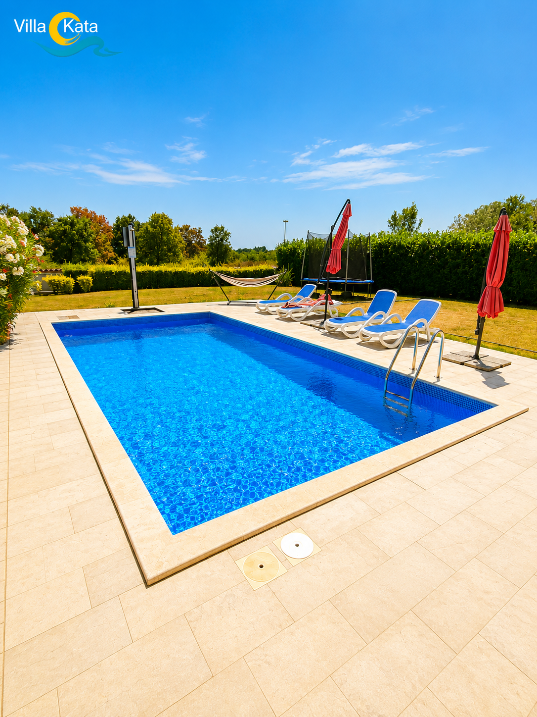 Villa con piscina, parco giochi e terrazza in una zona tranquilla