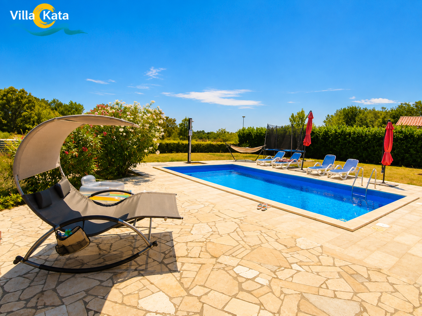 Villa con piscina, parco giochi e terrazza in una zona tranquilla
