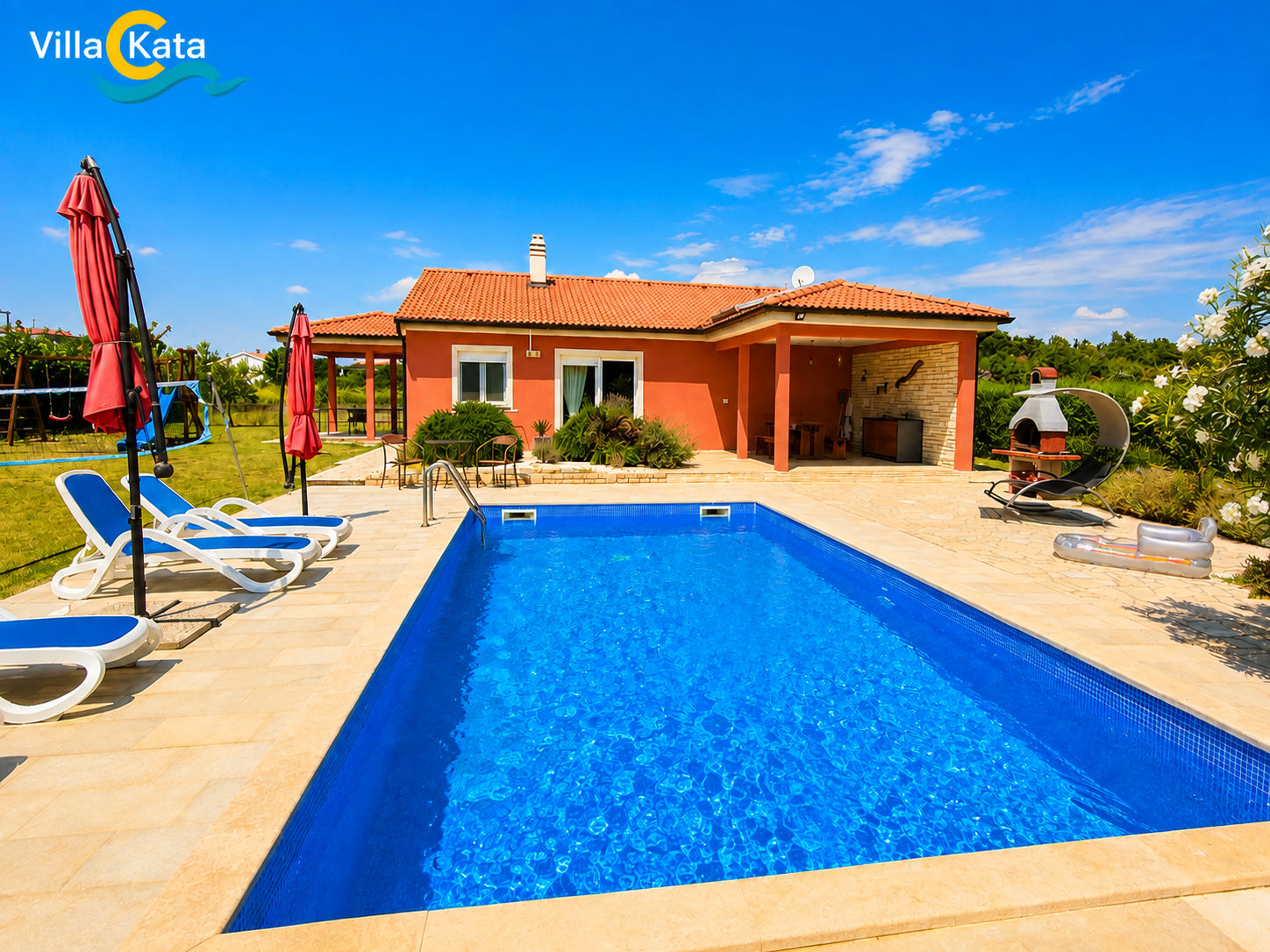 Villa con piscina, parco giochi e terrazza in una zona tranquilla
