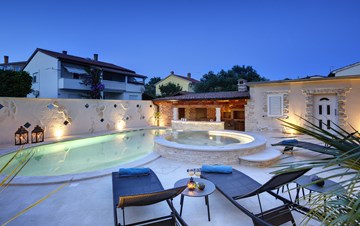 Sehr elegant  Villa  in Medulin mit Pool und Hydromassage