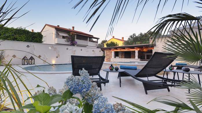 Sehr elegant  Villa  in Medulin mit Pool und Hydromassage, 14