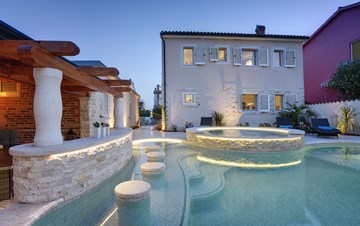 Sehr elegant  Villa  in Medulin mit Pool und Hydromassage