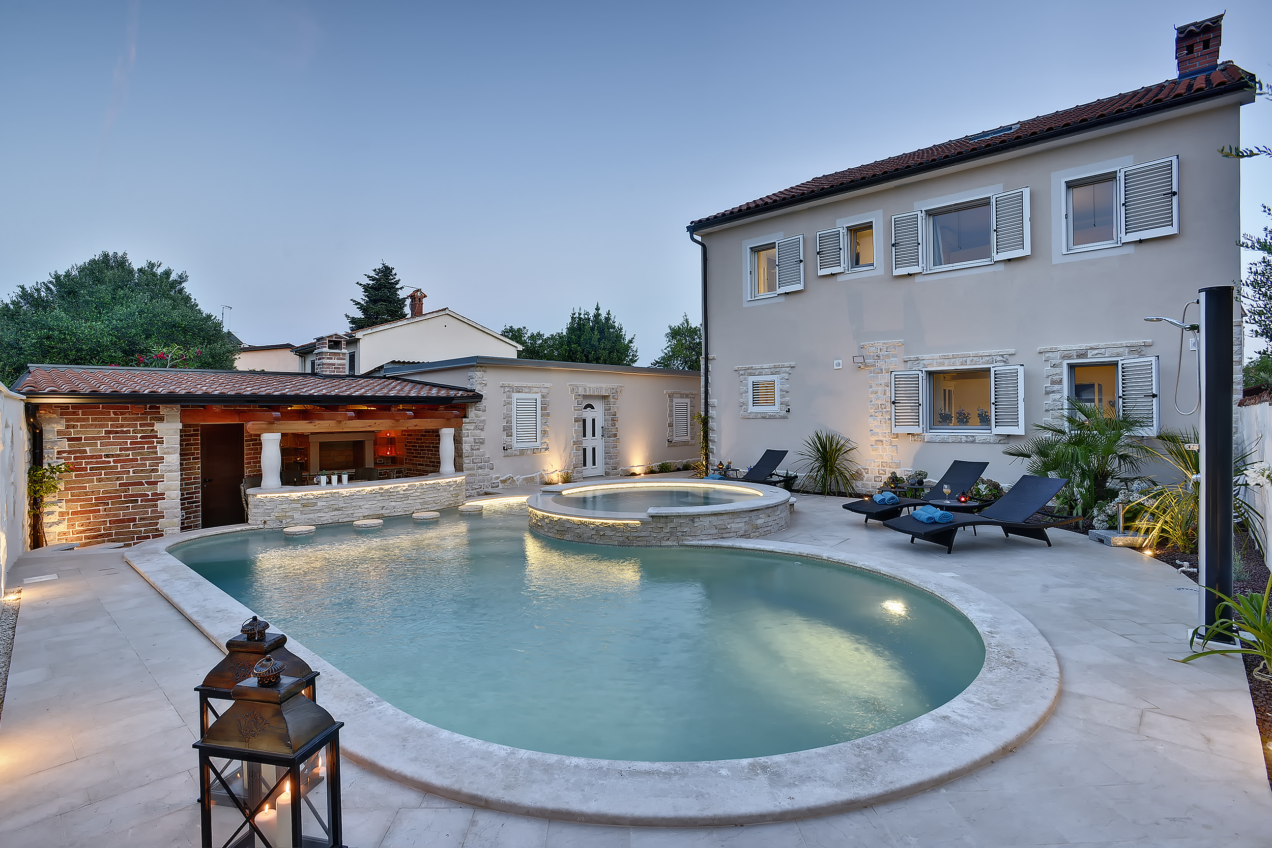 Sehr elegant  Villa  in Medulin mit Pool und Hydromassage