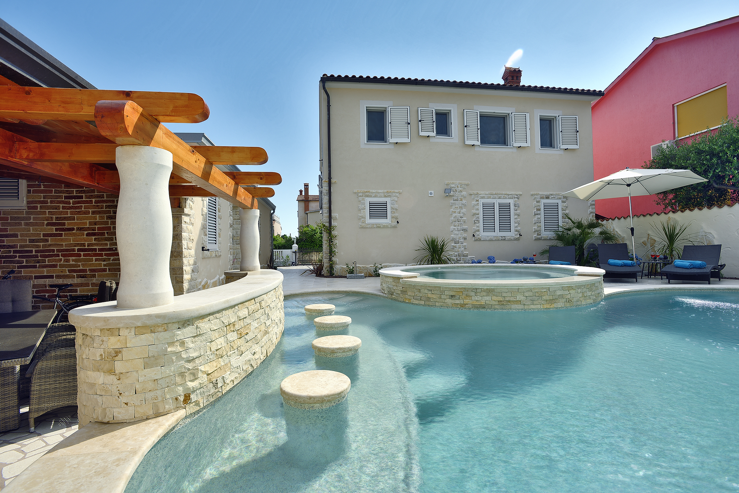 Sehr elegant  Villa  in Medulin mit Pool und Hydromassage