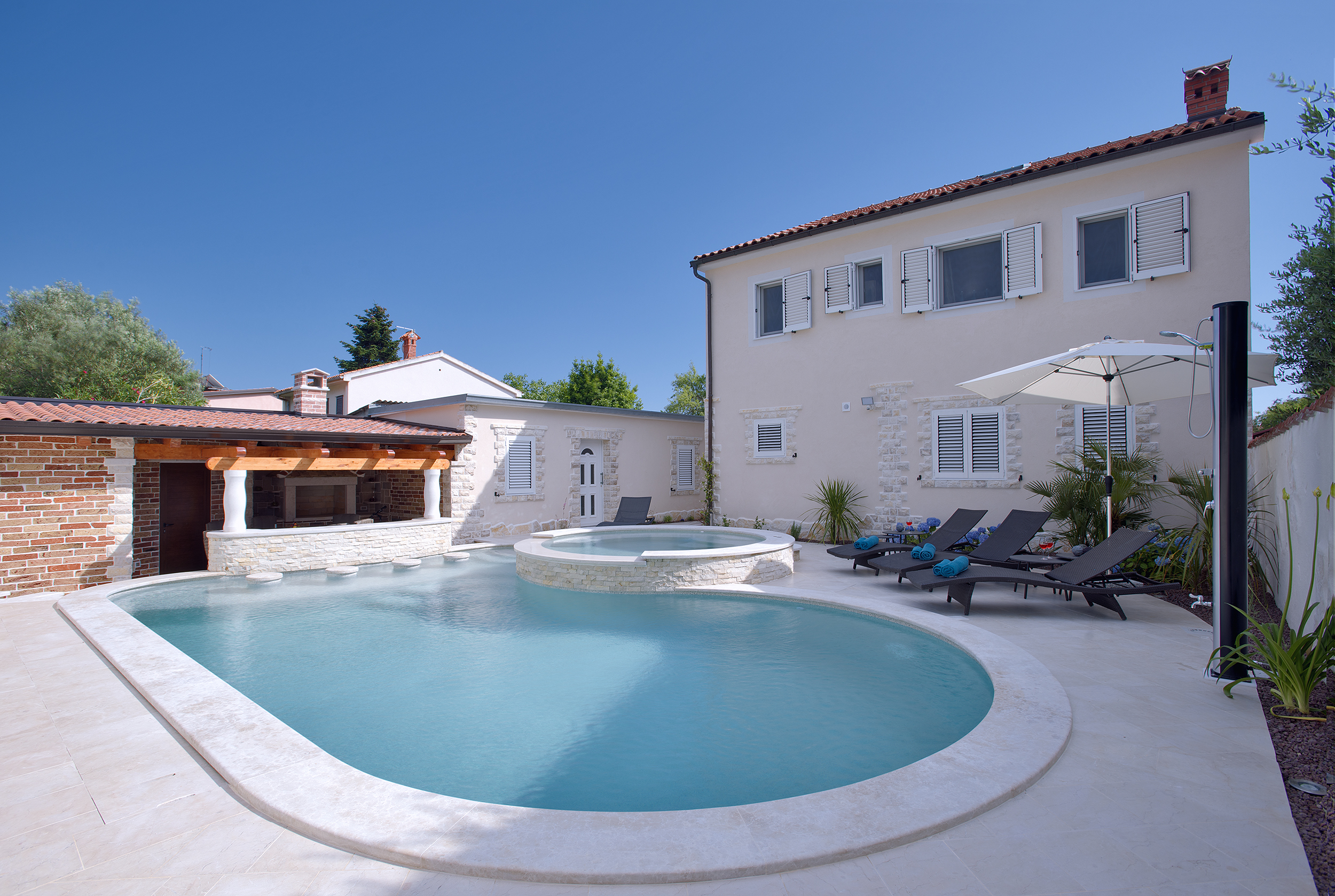 Sehr elegant  Villa  in Medulin mit Pool und Hydromassage
