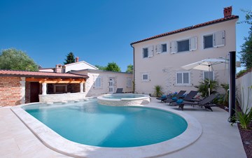 Very elegant and modern villa with pool with whirpool, in Medulin