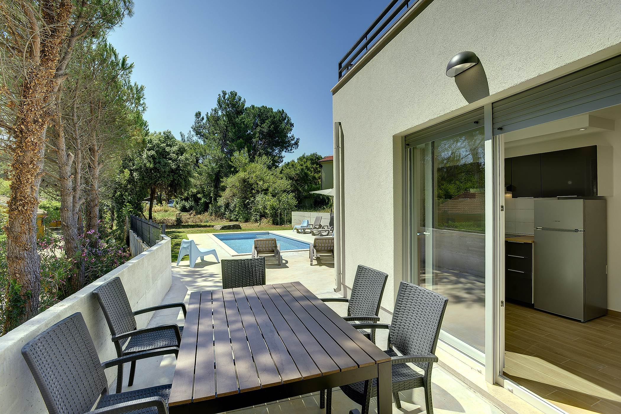 Villa moderna e all'avanguardia, spiaggia a 200m, piscina e WiFi