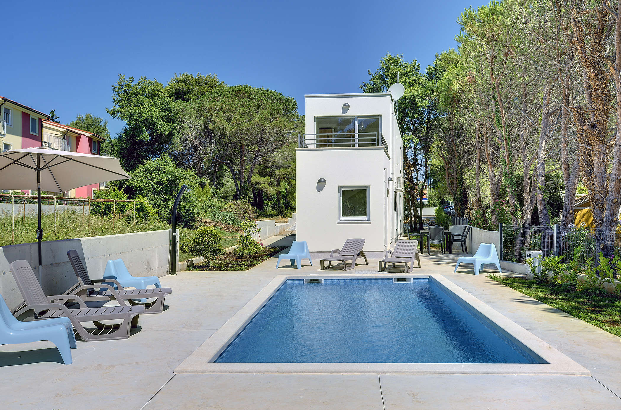 Villa moderna e all'avanguardia, spiaggia a 200m, piscina e WiFi