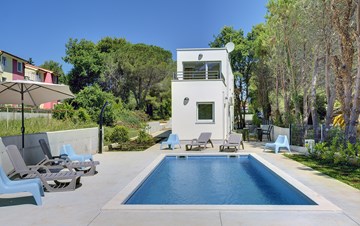 Villa moderna e all'avanguardia, spiaggia a 200m, piscina e WiFi