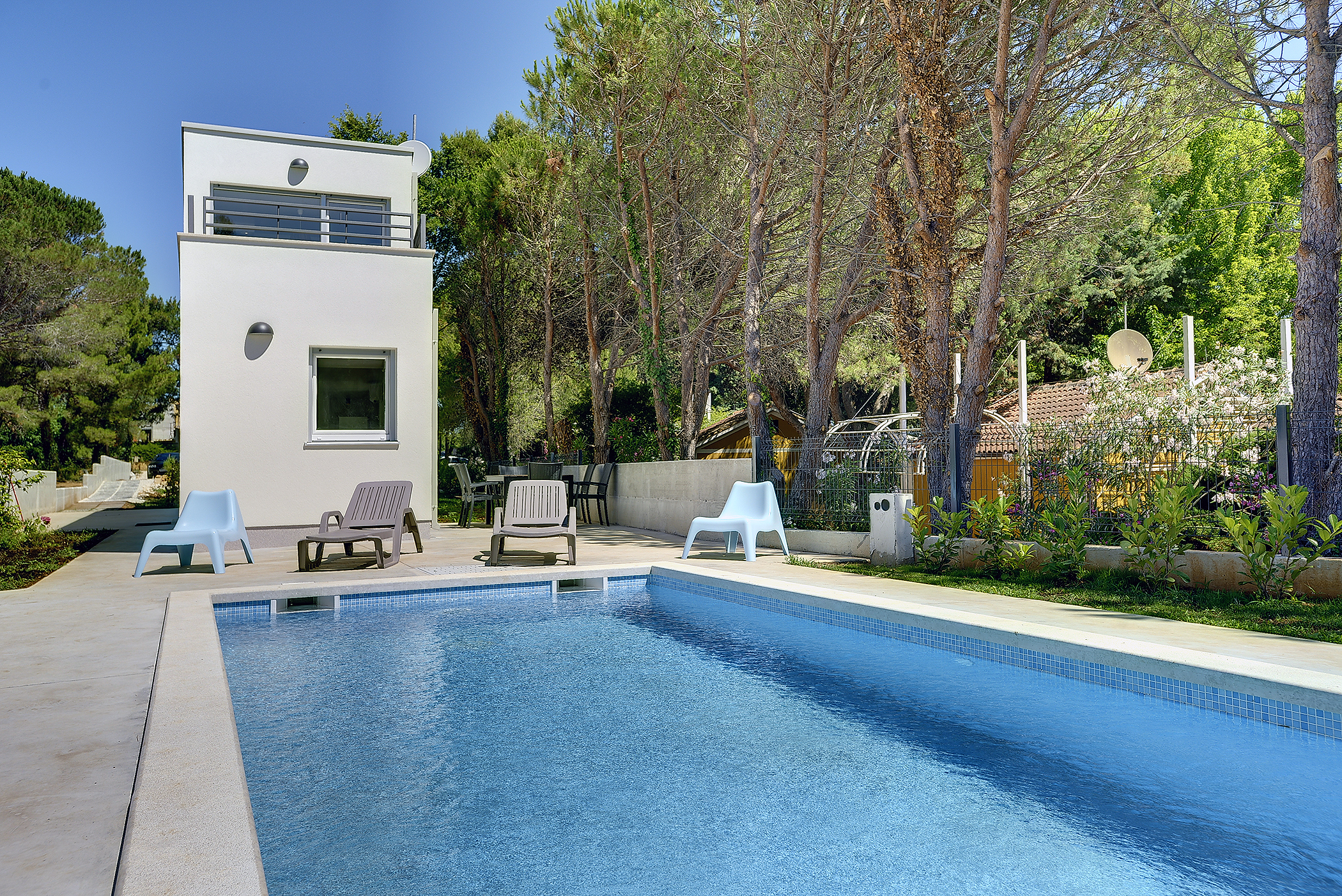 Villa moderna e all'avanguardia, spiaggia a 200m, piscina e WiFi