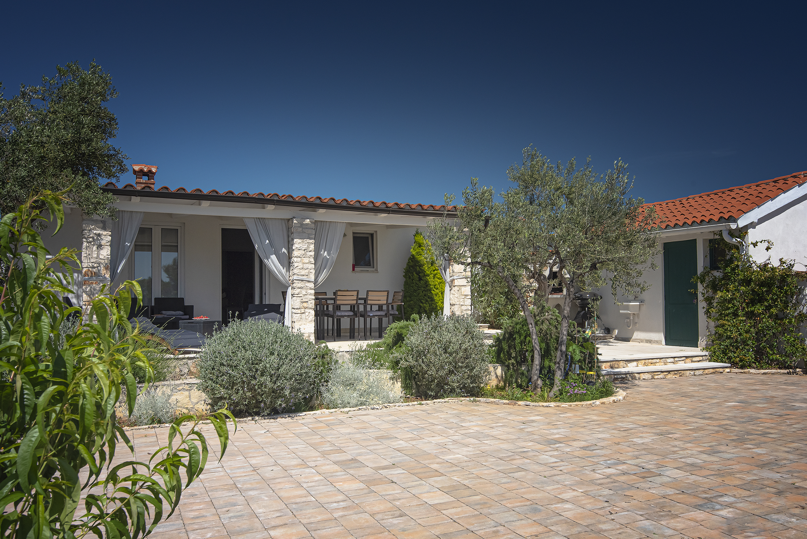 Irresistibile casa al mare a Peroj dal design moderno e WiFi