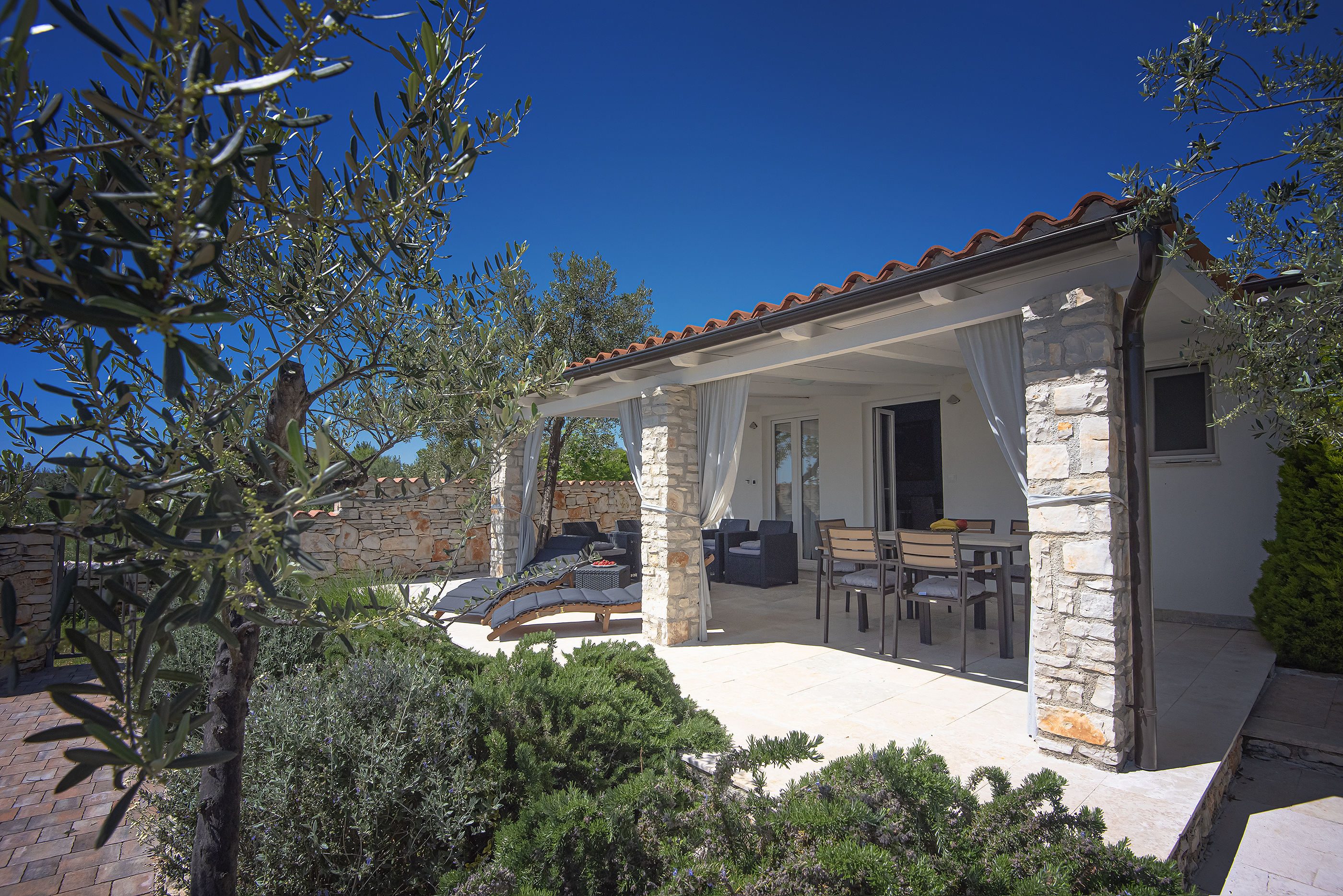 Irresistibile casa al mare a Peroj dal design moderno e WiFi