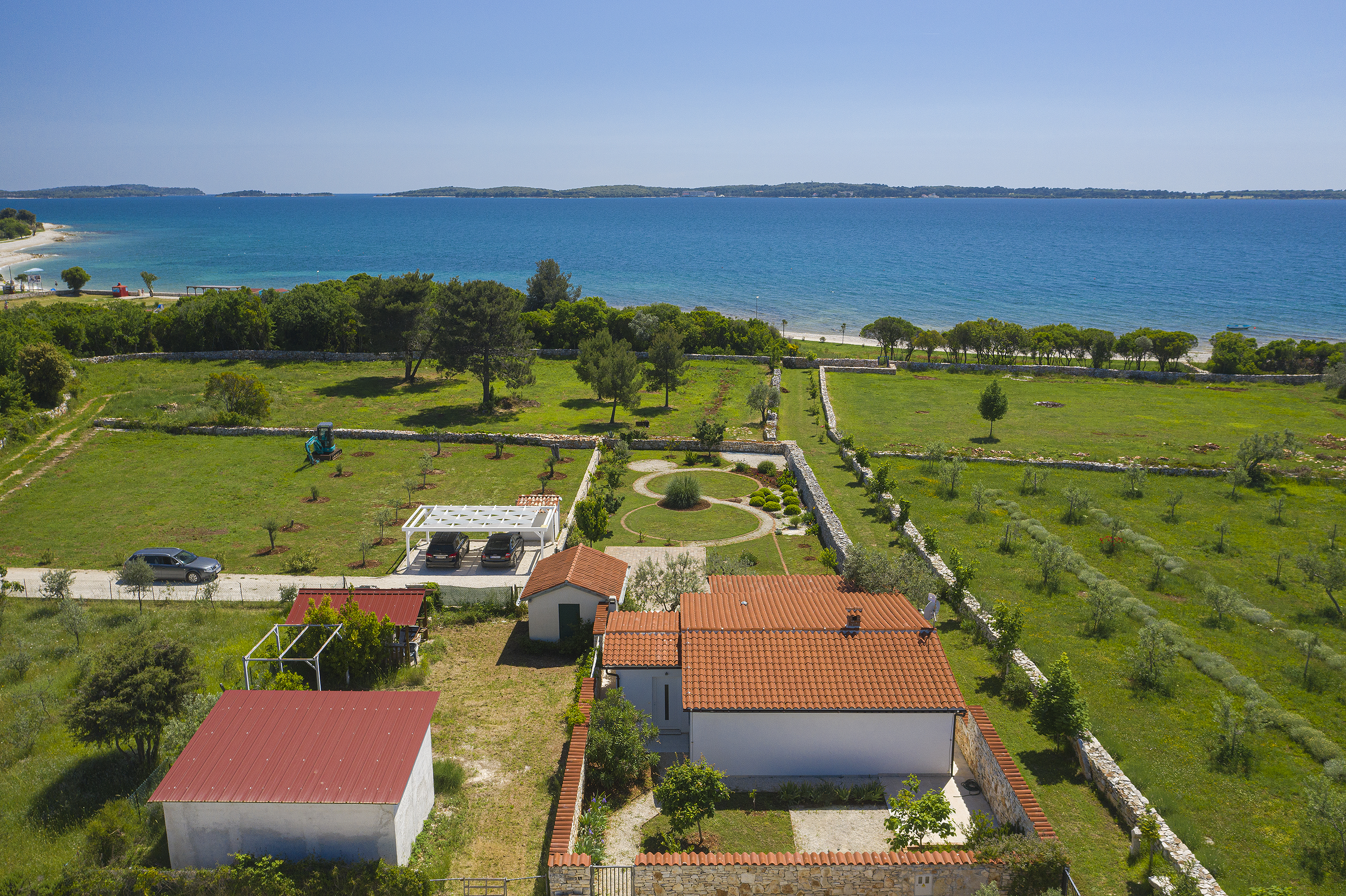 Irresistibile casa al mare a Peroj dal design moderno e WiFi