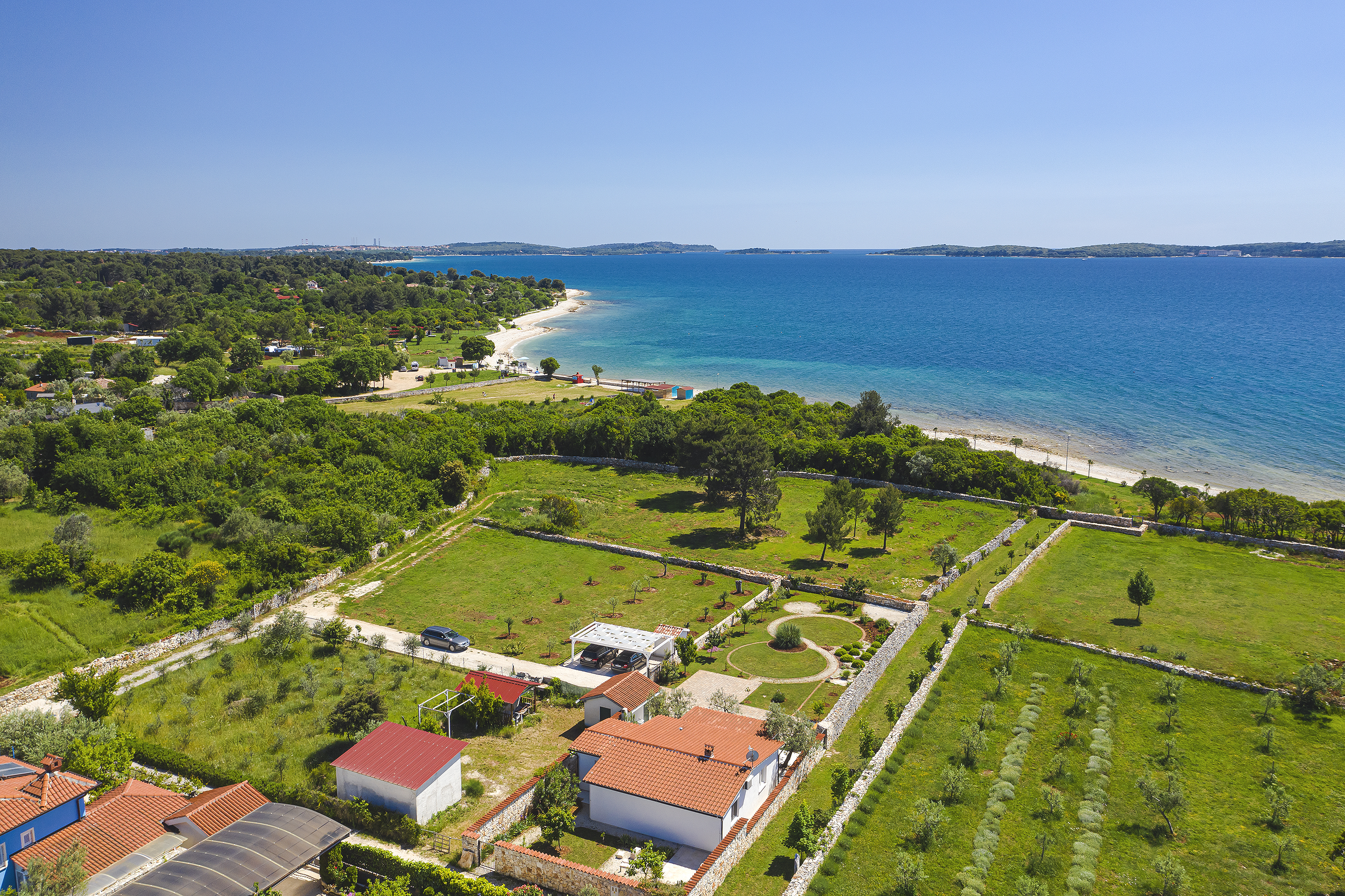 Irresistibile casa al mare a Peroj dal design moderno e WiFi