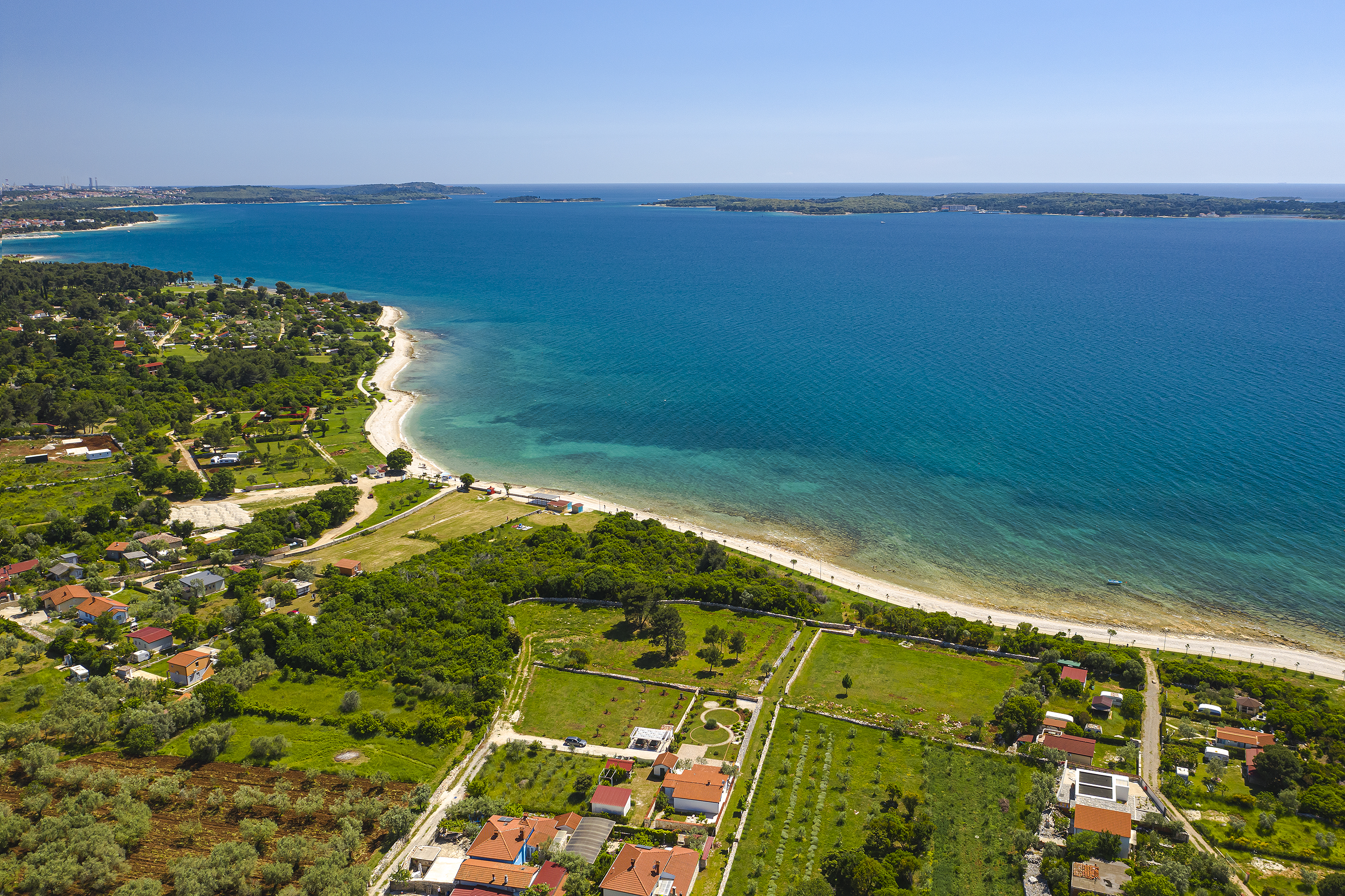 Irresistibile casa al mare a Peroj dal design moderno e WiFi