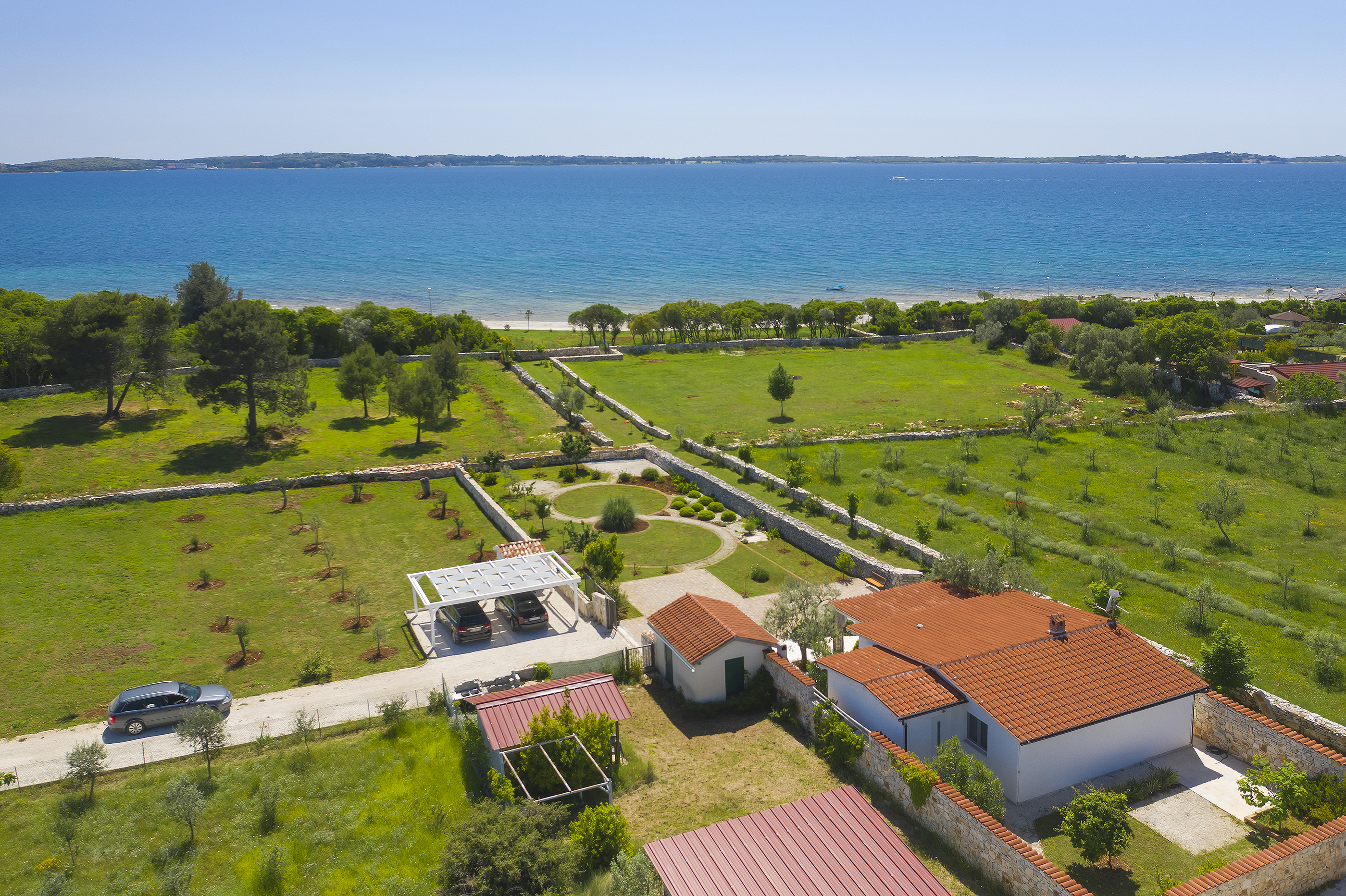 Irresistibile casa al mare a Peroj dal design moderno e WiFi